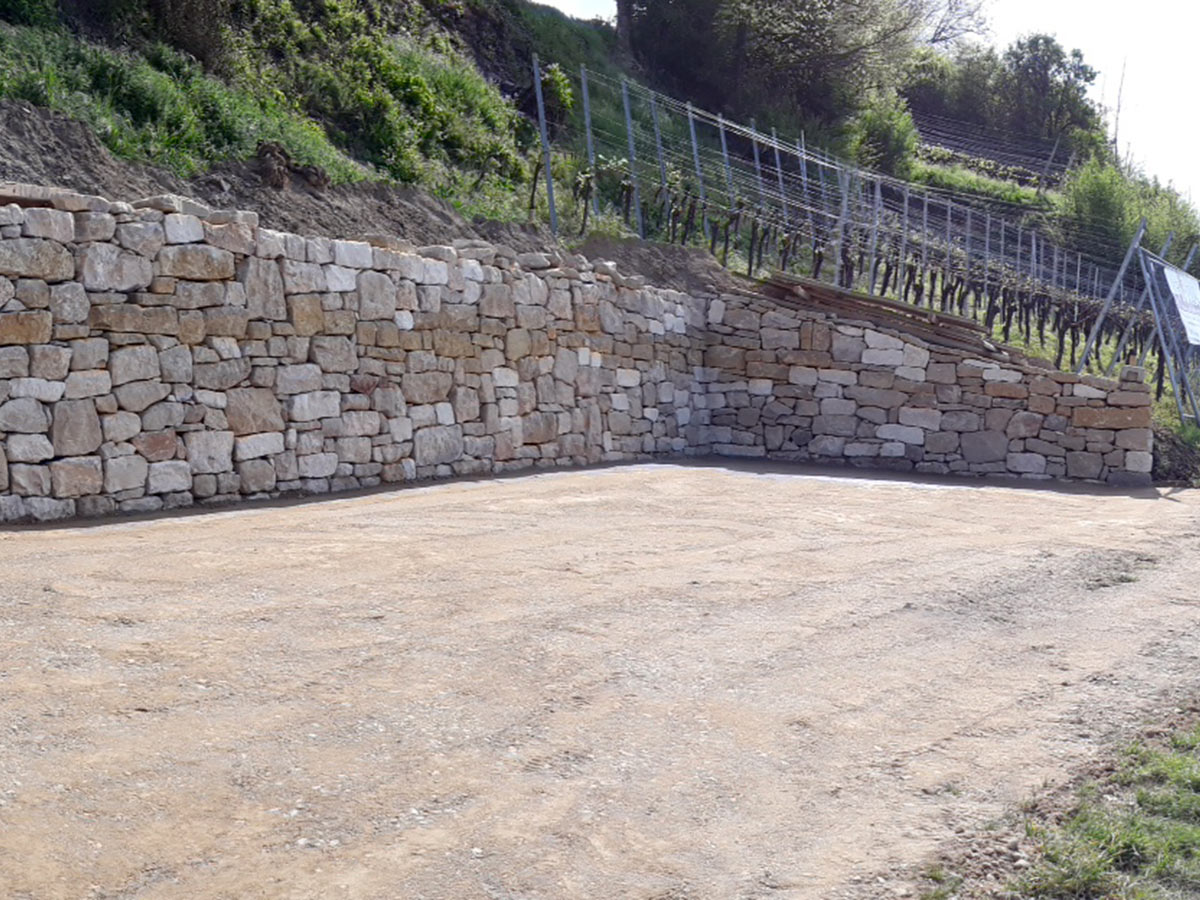 Foto vom Bau der Natursteinmauer für den neuen Vesperplatz in Hacherberg
