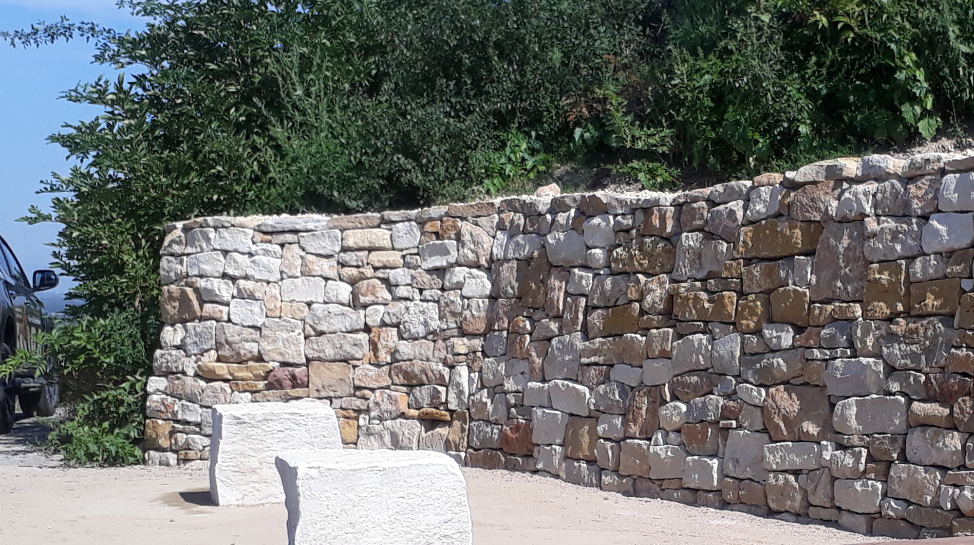 Stützmauer zur Hangsicherung aus Naturstein, gebaut und gestaltet von Flora Garten- und Landschaftsbau