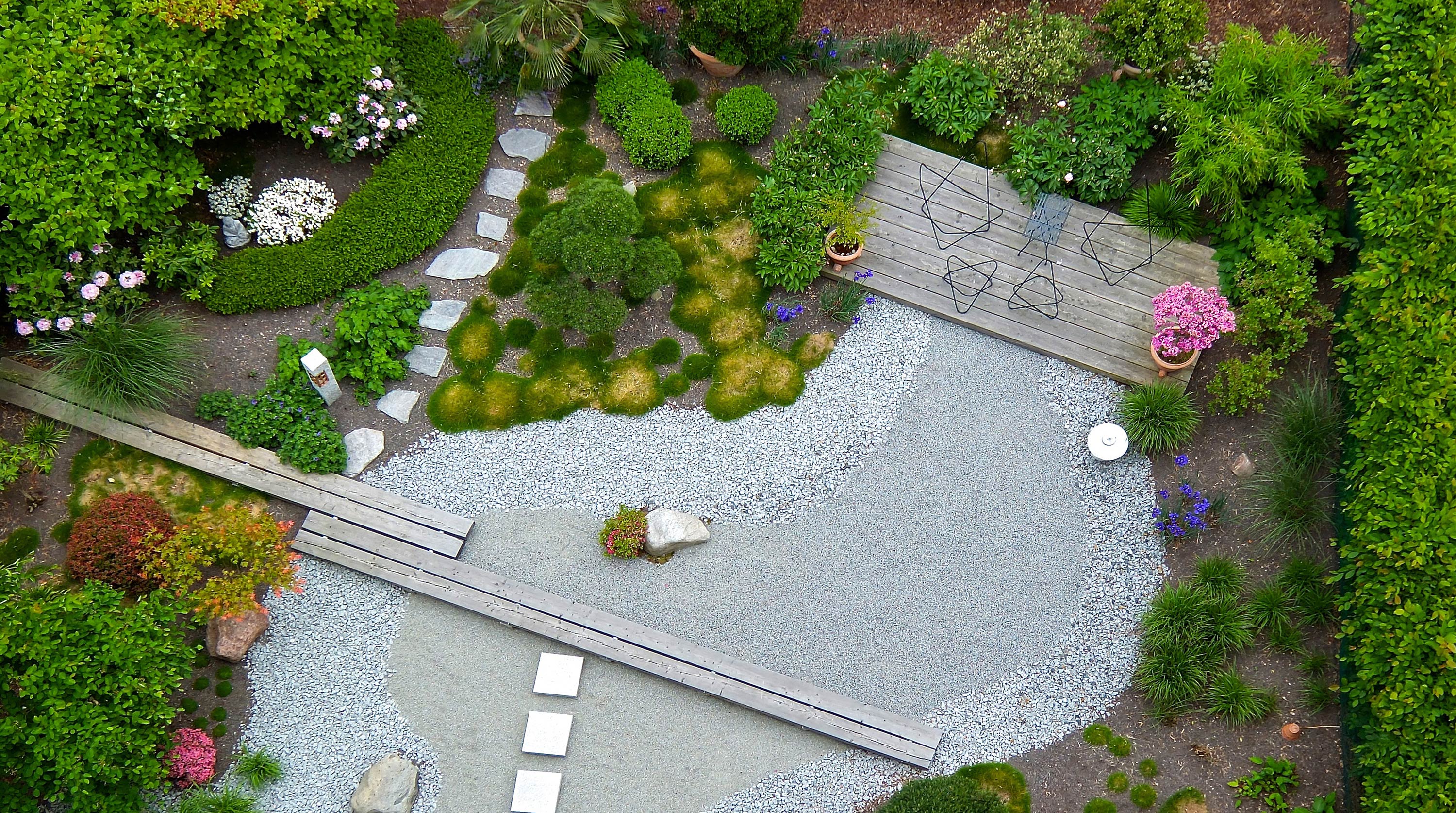 Foto eines modernen Gartens aus der Vogelperspektive