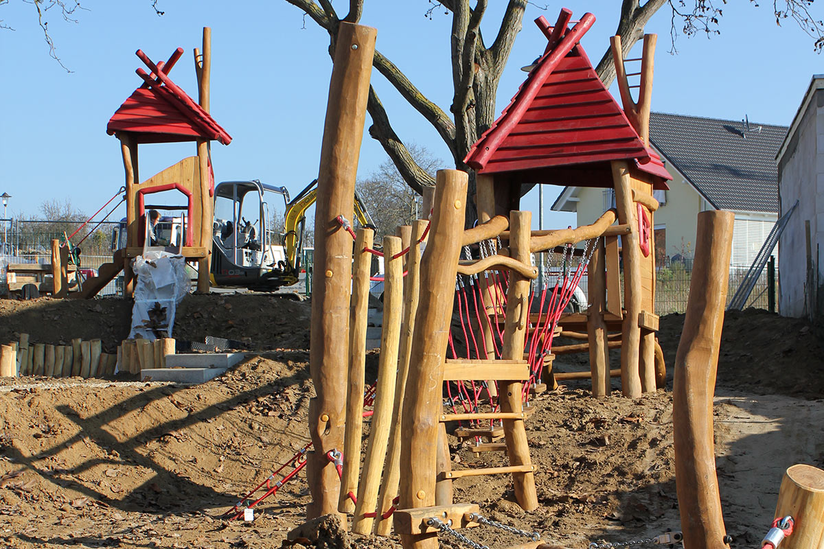 Foto eines Spielplatzes in der Bauphase, umgesetzt von Flora Gartenbau, Südbaden