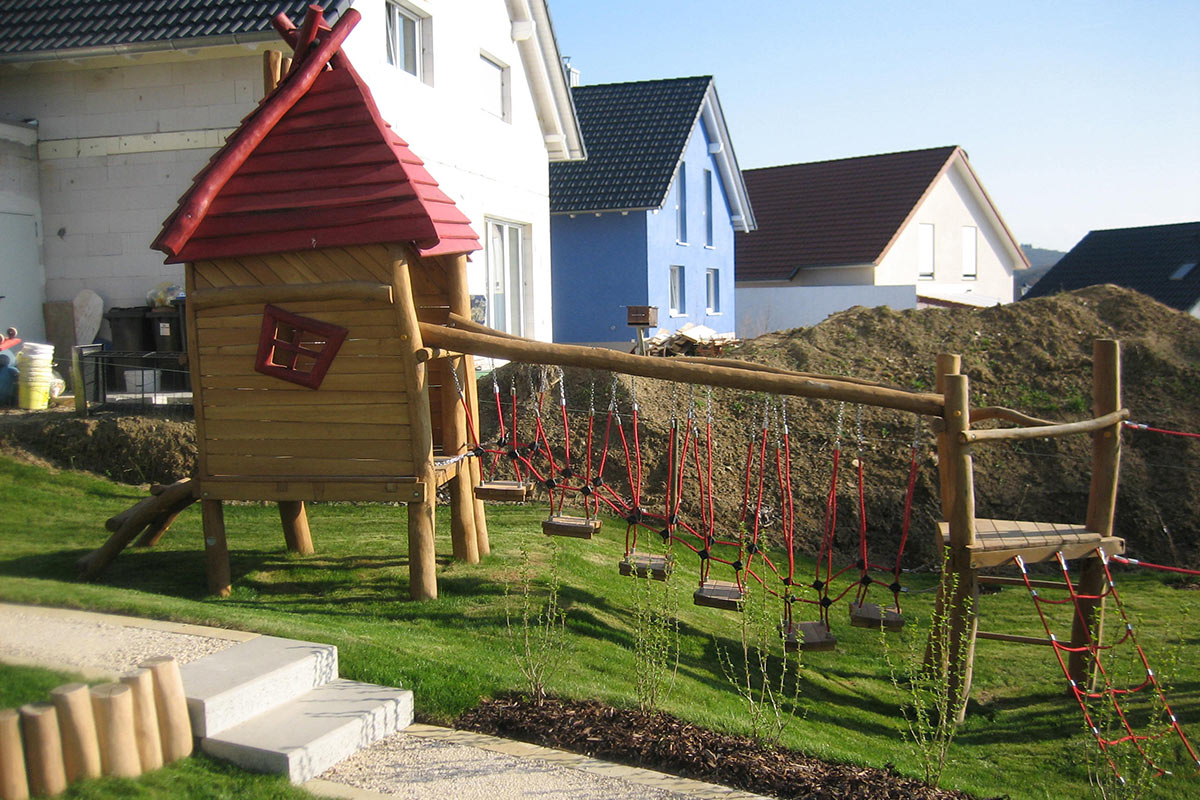 Foto eines Spielplatzes in der Bauphase , umgesetzt von Flora Gartenbau, Südbaden